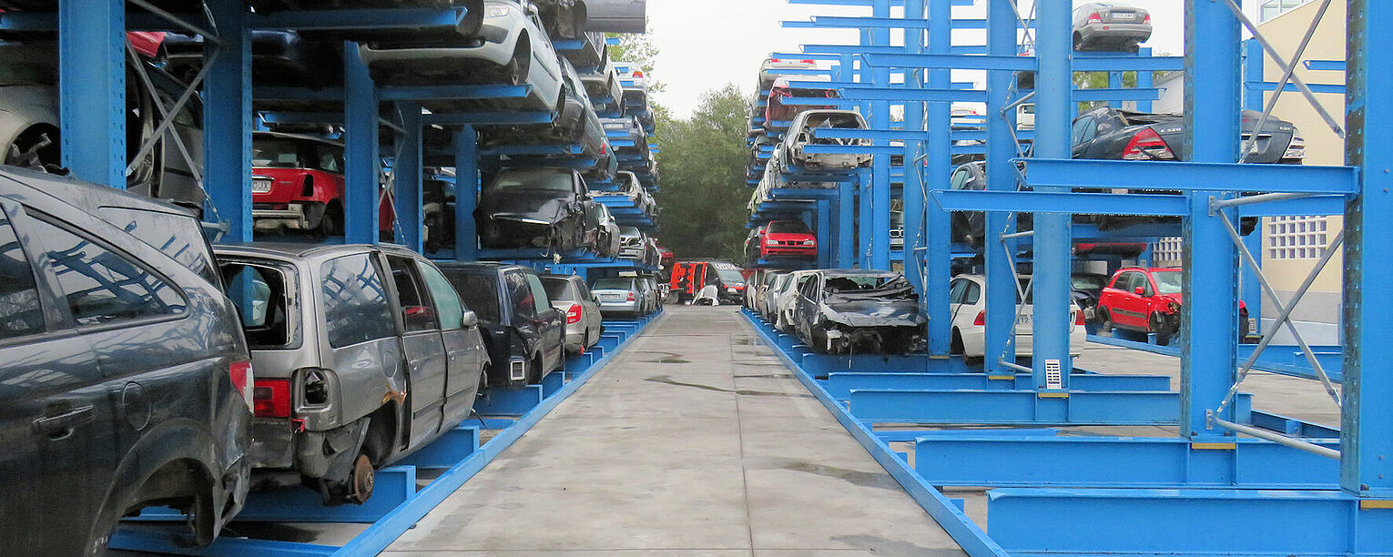 [Translate "Ireland"] Cantilever racking Car dismantler