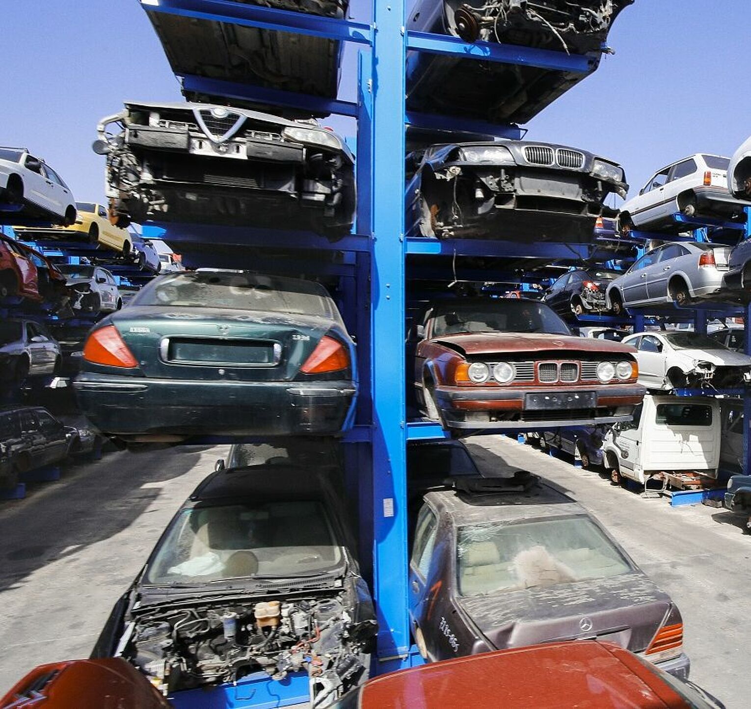 [Translate "Ireland"] Cantilever racking Car dismantler