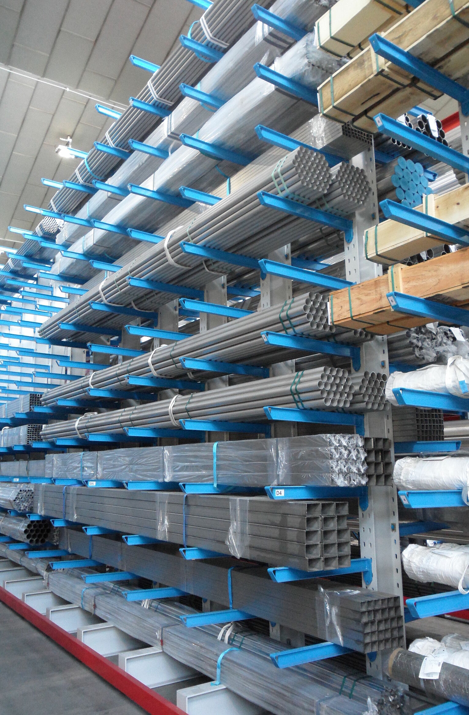 [Translate "Ireland"] Cantilever racking metal trade